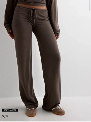 Bruna mjukisbyxor Nelly - Säljer ett par bruna mjukisbyxor från Nelly i storlek xs❤️