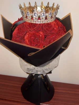 Evighetsrosor deluxe  - Säljer Evighetsrosor i bukett. En vacker elegant design med glittrande röda rosor med guld krona och exklusiva detaljer. Handmade. 