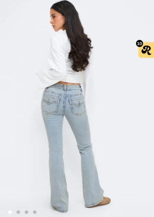 Ljusblå bootcut jeans med fickdetaljer - säljer ett par ljusblåa bootcut jeans från gina tricot. byxorna har knappar på fickorna där bak och använda några gånger men skicket är som nytt. säljer för 300kr nypris är 500kr 