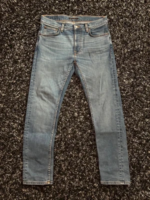 Nudie Lean Dean - Tja, säljer nu mina Nudie Lean Dean storlek 30x30 som i princip är sprillans nya. Jeansen är inte riktigt min smak längre därför säljer jag dem. Nypris ca 1600kr, tveka inte på att höra av dig vid fler frågor eller funderingar🤩