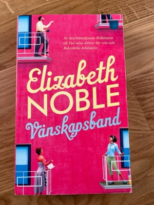 Vänskapsband - Följ Eve som lämnar England för ett nytt liv i New York, där nya vänskapsband och romantik väntar bakom varje dörr. Perfekt för dig som gillar berättelser om relationer, vänskap och livet i storstan.