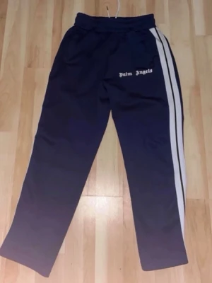 Palm Angels blå mjukisbyxor med ränder - Mörkblå mjukisbyxor från Palm Angels storlek L