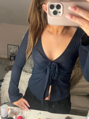 Mörkblå långärmad topp med knyt - Säljer en mörkblå långärmad topp från Gina Tricot i storlek XS🩷