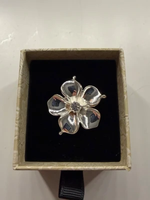 Ioaku La Fleur ring - IOAKU La Fleur-ring i silver, justerbar. Den är superfin, men tyvärr har jag bytt till guld