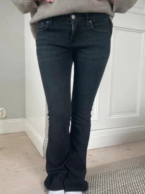 Svarta bootcutjeans - Säljer dessa utsvängda jeans från Zara, säljer då de inte passade mig, storlek 36 skriv vid intresse 🫶🏼