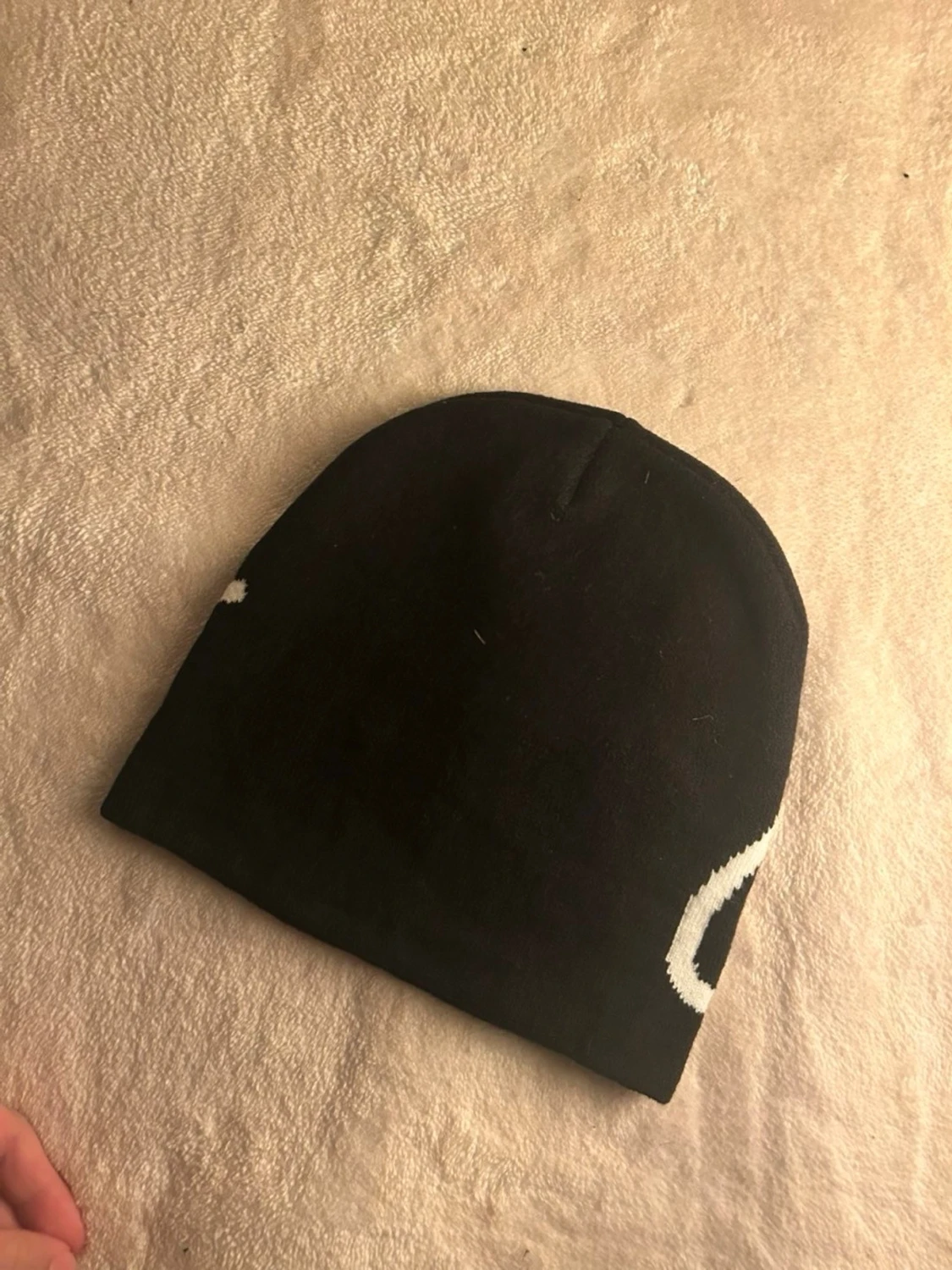 Svart mössa med vit text - 1