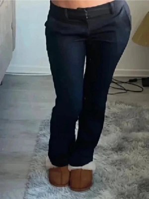 Svarta kostymbyxor från BikBok - Säljer ett par svarta kostymbyxor från BikBok i storlek 34. Byxorna har låg midja och är utsvängda/raka i benen. Passar i längden på mig som är 158 (lånade bilder!)