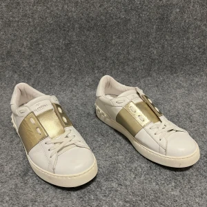 Guldiga valentino opens - Säljer dessa guldiga Valentino opens i storlek 39,5. Sjukt bra skick 8/10🌟. Skorna är självklart äkta✅. Inget tillbehör. Hör av er vid funderingar!