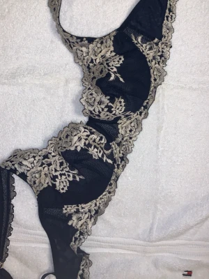 Intimissmi pretty flowers bh - Intimissmi bh som har bara använt ett fåtal gånger, BHn är tvättad. Den är så gott som ny och sitter som en smäck. Säljer den eftersom den är lite liten i storleken för mig💕