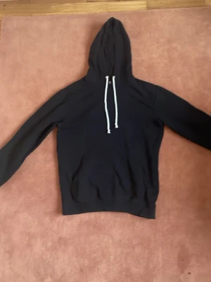 Svart Pier one hoodie - Jag säljer en stil ren svart Pier one hoodie för endast 150kr. Den har inga slags defekter och den skickas ny tvättad. Hör av er vid funderingar och så svarar jag så snabbt som möjligt.