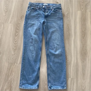 Gina ljusblå raka jeans - Gina jeans i ljusblå tvätt med raka ben och normal passform. Endast använt en gång och finns inga defekter🩷