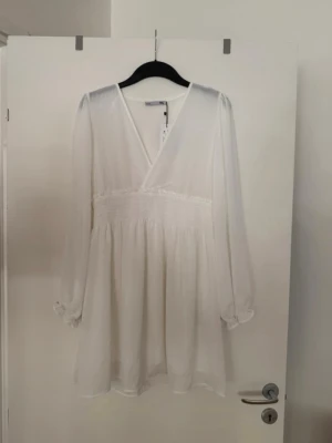 Klänning vit  - Storlek M. Aldrig använd. 