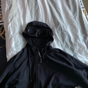 C.P Company hoodie  - Tjena! Jag säljer min C.P Company hoodie som inte kommer till användning. Cond/9/10.🤩 Självklart äkta!