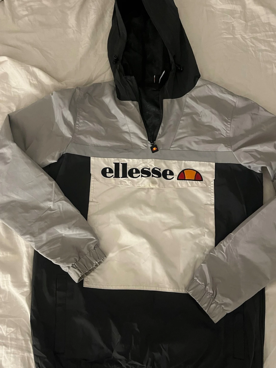 Grå och svart vindjacka från Ellesse - 2