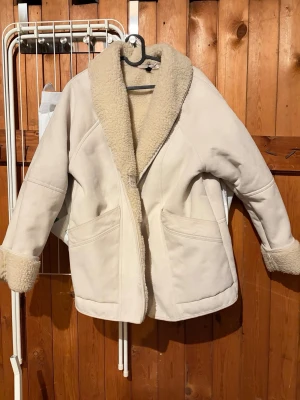 Beige teddyjacka från h&m - Teddyjacka h&m lite oversized