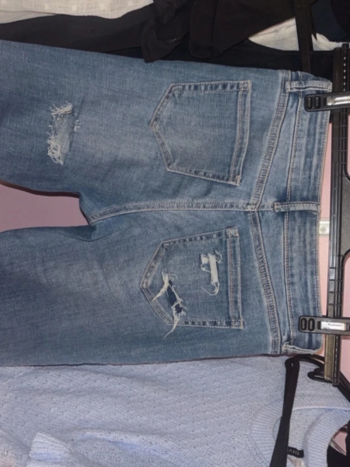 Blå bootcut jeans med slitningar - 1