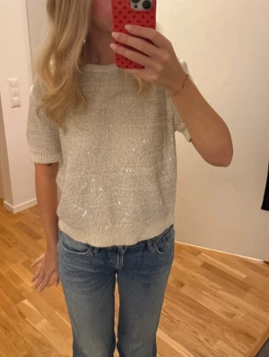 Ljusbeige glittrig stickad tröja - Jättefin ljusbeige stickad glittrig tröja