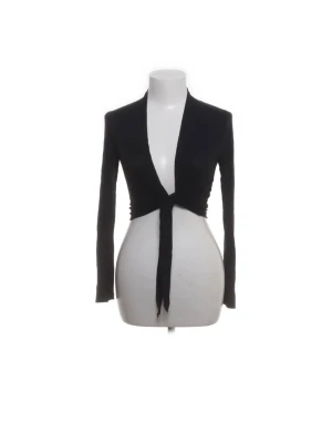 Bolero kofta  - Svart mjuk omlott/bolero tröja som är jättemjuk och skön. Köpt direkt från Sellpy för 100kr. Säg till om du vill ha bild på! 