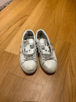 Valentino skor - Köptes på Plick av ett recellingkonto för 3000kr. Vet inte om de är äkta därav priset samt skicket skorna är i. Valentino box medföljer!! Tvättar självklart skorna innan jag postar dem!💞💞