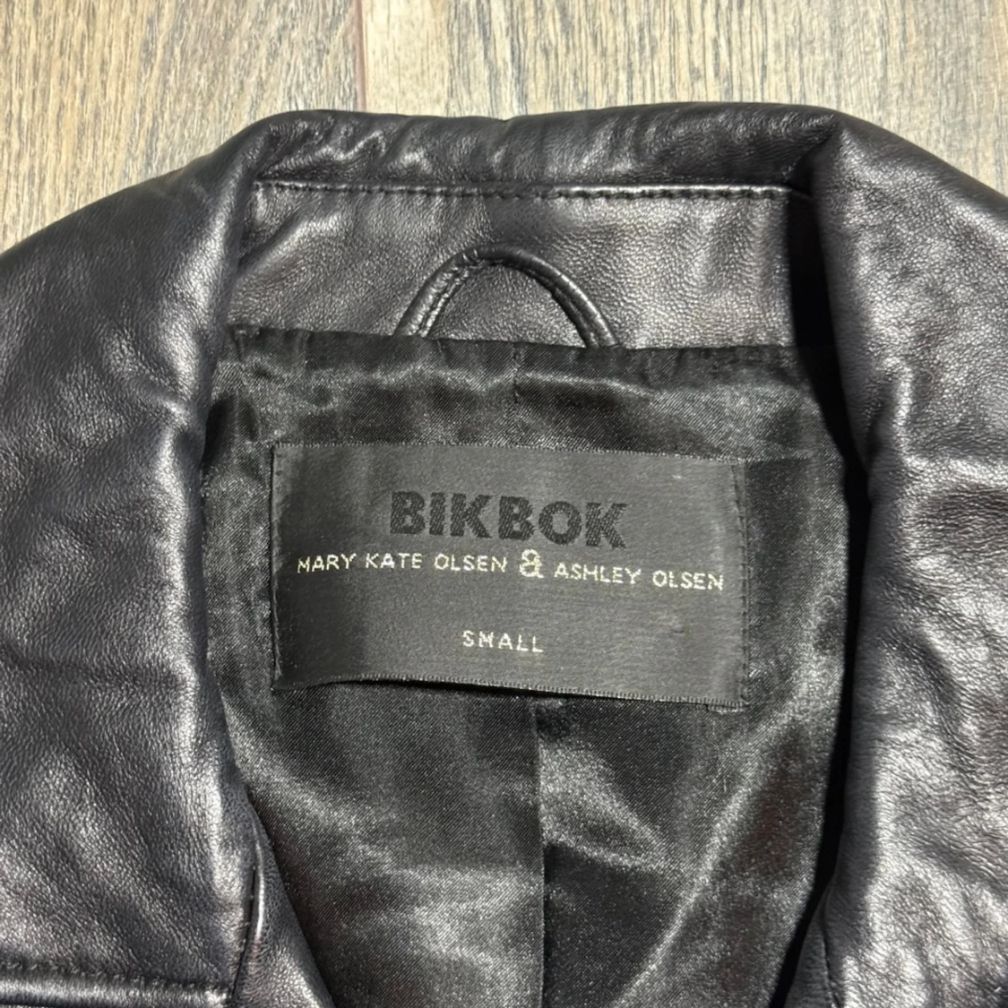 Svart bikerjacka med fuskpäls BikBok - 1