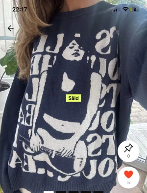 Mörkblå stickad tröja med tryck - Säljer en mörkblå stickad tröja med vit grafisk design och texten 'IT'S ALL IN YOUR HEAD' på framsidan. Tröjan har rund halsringning och långa ärmar. Perfekt för dig som gillar unika prints och en avslappnad stil. Kan tänka mig gå ner i pris vid snabb affär