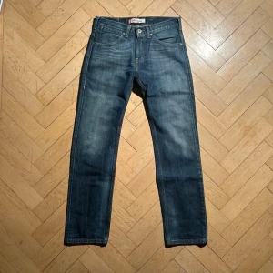 Levi's 504 straight jeans - Vid köp av fler produkter erbjuds bättre pris. Skriv vid ytterligare frågor eller funderingar🤝 Storlek: 30/32. Mått: Längd 105 cm. Midja 39 cm.