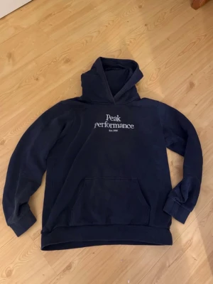 Blå peak performance hoodie - Storlek 170 Den är använd men är ändå i väldigt bra skick