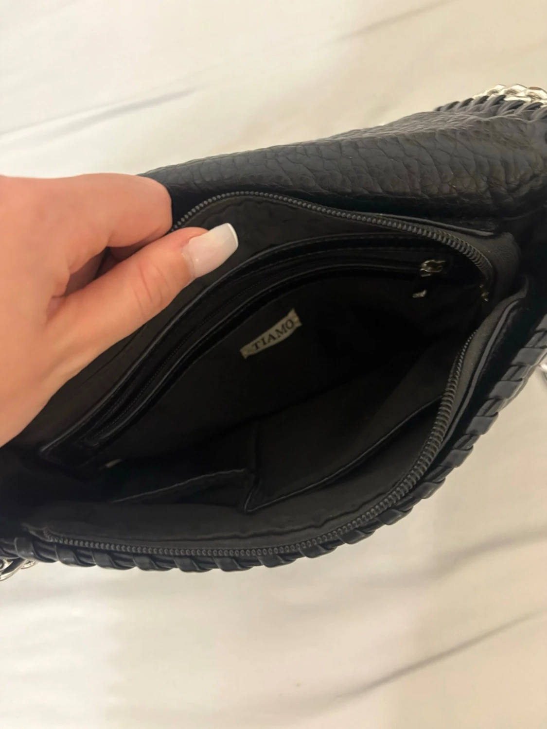 Svart axelväska med kedja från Tiamo - 4