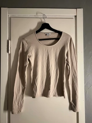 Beige tröja  - Beige vanlig tröja från New Yorker i storlek M. Använd fåtal gånger.