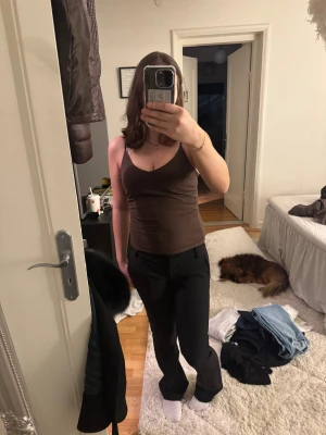 Kostym byxor från Bikbok - Kostymbyxor från Bikbok i storlek 34, köptes i september 2025.  Säljer för att dessa blivit för små, dom är lite långa på mig som är runt 163, använda runt 5ggr. Kom privat för fler bilder på byxorna, priset kan sänkas vid snabbaffär