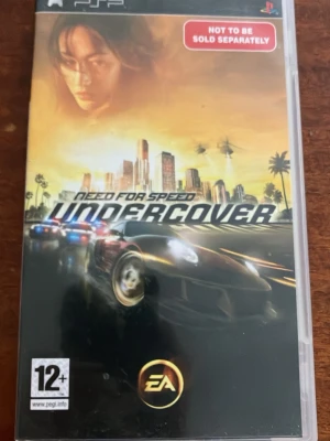 Need for Speed: Undercover (PSP) - Need for Speed: Undercover till PSP. Komplett med fodral, manual och UMD-skiva. Skivan ser ut att vara i gott skick utan synliga repor. Spännande racingspel med actionfyllda polisjakter och storyläge. PEGI 12+.
