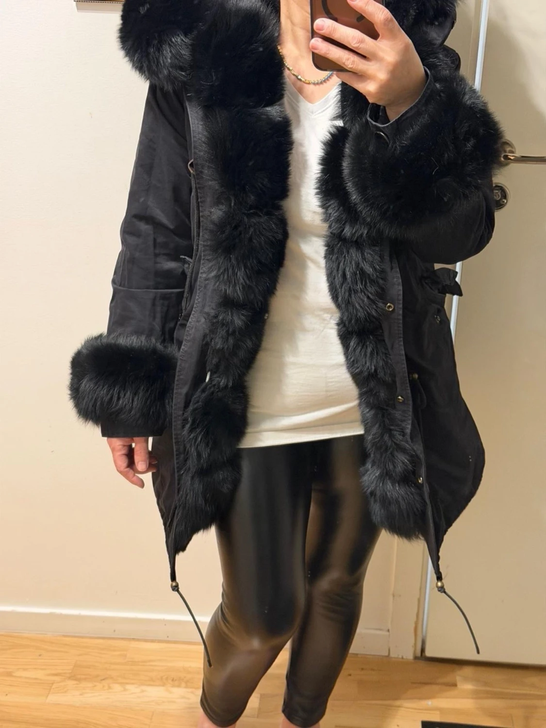 Svart parkajacka med pälsdetaljer - 4