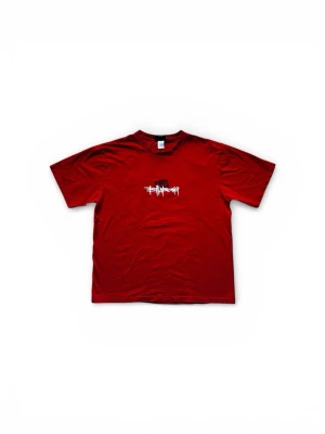 Röd Vintage Y2K Billabong t-shirt i bomull strl L - Röd t-shirt med Billabong logga tryckt på framsidan och baksidan. I fint skick.  Lappen säger storlek XL men passar som L.  Mått: Längd 67 cm Axelbredd 49 cm Bröstkorg 56 cm Hemm 56 cm