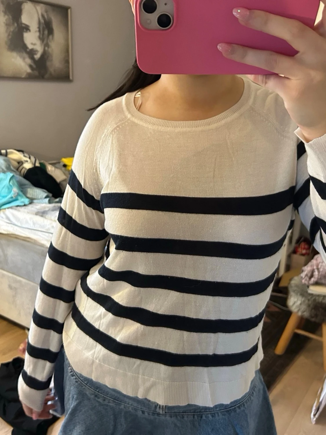 Randig vit och marinblå tröja