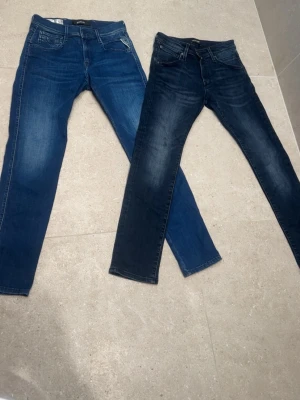 Replay jeans, jack and Jones jeans - Kom med förslag på pris. Säljer nu ett par replay och Jack and Jones jeans replay jeansen är mörk blåa och är väldigt fräscha. Jack and Jones jeansen är också mörk blåa. Skriv privat om ni vill ha fler bilder på dom. Båda paren är slim fit och storlek w28, L30