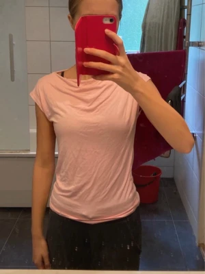 Snygg T-shirt - Jätte fin faktiskt, men har knappt används. Rekommenderar att köpa bundel det blir billigare 🙌🥰🩷