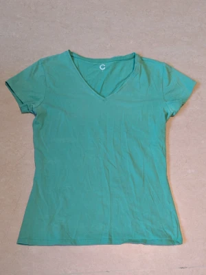 Grön tröja S - Grön tröja i storlek S. Använd, men i bra skick.  Det finns en fläck på den. Bifogar bild