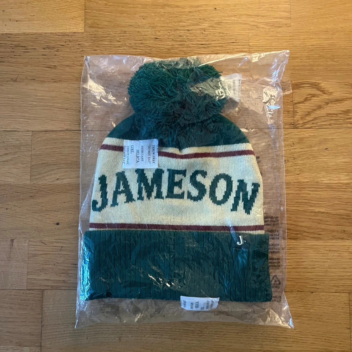 Grön och vit Jameson mössa