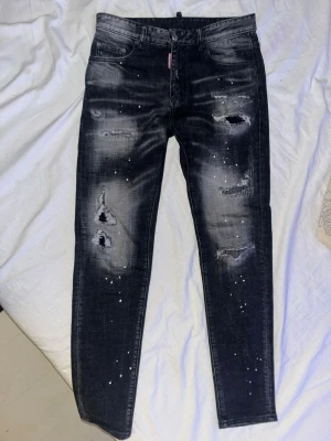 Dsquared2 jeans - Storlek 31, passar bra om du är runt 180, som nya