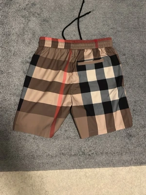 Burbery badbyxor - Säljer burbery badbyxor då jag råka köpa fel storlek och dom är aldrig använda