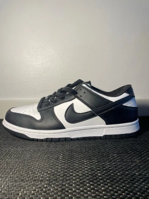 Nike Dunk Low Panda sneakers - Säljer ett par Nike Dunk Low Panda. Aldrig använda. Jag har slängt kartongen. Storlek 44.