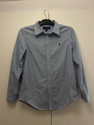 Ralph Lauren skjorta - Säljer en Ralph Lauren skjorta i väldigt bra skick, inga märken eller skavanker, som ny. Storlek S. 