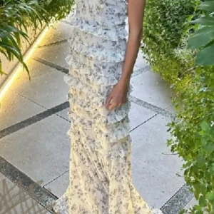 Balklänning - SLUTSÅLD ONLINE. Använd en gång på balen. Orginalpris 882kr. Inga tydliga tecken på användning. Första bilden lånad. Tall modell men går säkert att sy upp. 