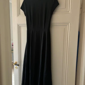 Cocktail klänning med slits och öppen rygg - Säljer en av mina favorit klänningar, som har slits, öppen rygg och sydd så att den sätter sig så fint i midjan!