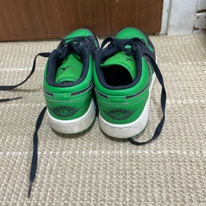 Ett par gröna jordans är andvända lite men fungerar fint är storlek 38  - Passar en älva och kanske en tolv åring färg är grön storlek 38 inget hål 
