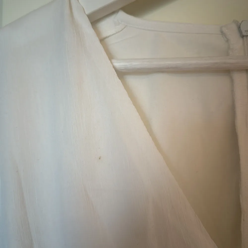 Superfin studentklänning från bubbleroom. Aldrig använt & med prislappen kvar. Normal i storleken. Har en pytteliten fläck på bröstet (se sista bilden). Mekot.