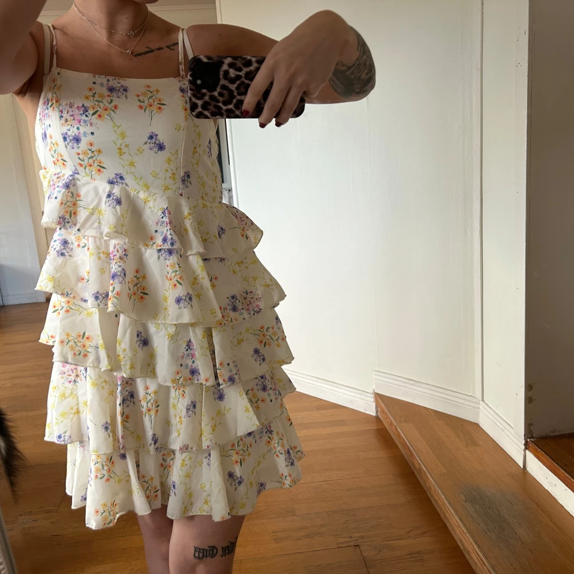 Blommig volangklänning