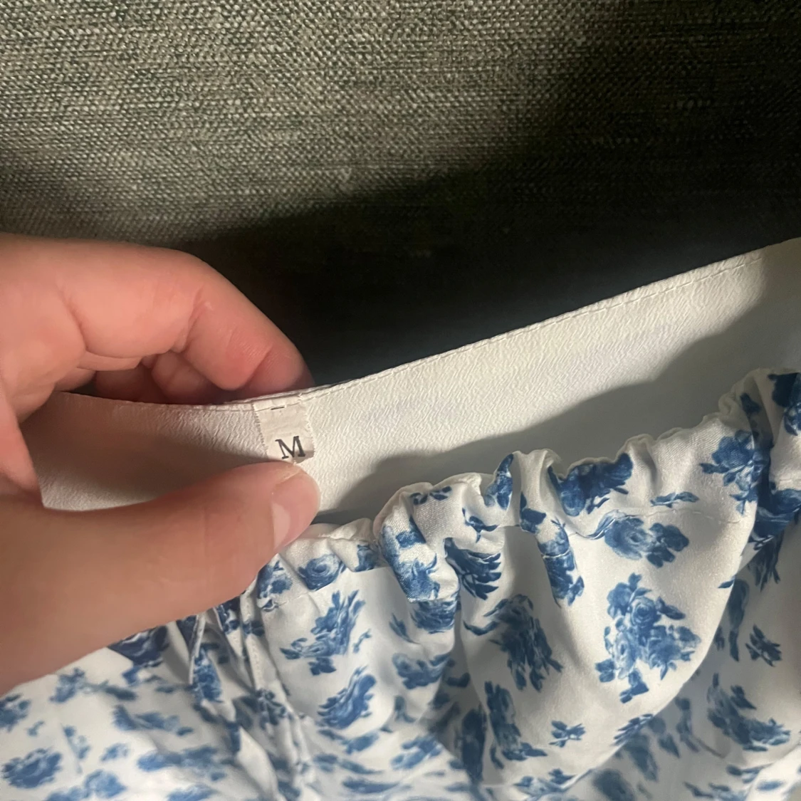 Blommig klänning i blått och vitt - 90