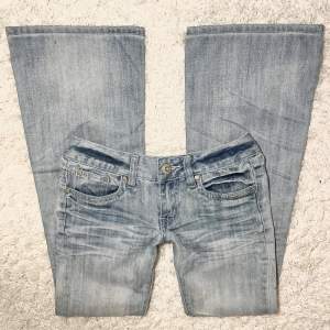 Lågmidjade utsvängda jeans från BHL jeans! Midjemåttet är 37.5 cm tvärsöver och innebenslängden är 79 cm. Frakt tillkommer på 80 kr och betalning sker direkt via swish 💋 