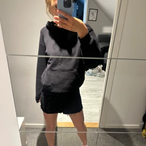 Svart jeanskjol  - Säljer min svarta jeanskjol som inte kommer till användning något. Den är i nyskick från Gina. Skriv för fler bilder💗